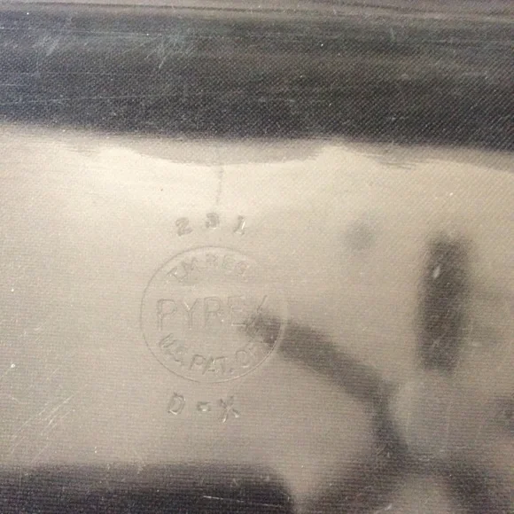 Vintage Pyrex casserole glass dish in serving tray - Picture 6 of 15